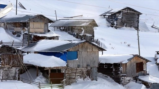 Ardahan'da yayla evleri karla kaplandı