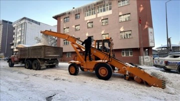 Ardahan'a yağan kar kamyonlarla kent dışına taşınıyor