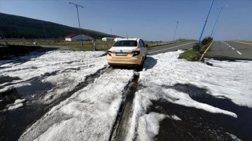 Ardahan'da gece etkili olan dolu, güneşe rağmen erimedi