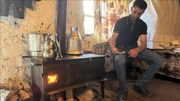 Ardahan'daki yayla evlerinde yaşayanlar odun kırıp soba yakıyor