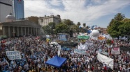 Arjantin'de grevdeki on binlerce öğretmen gösteri düzenledi