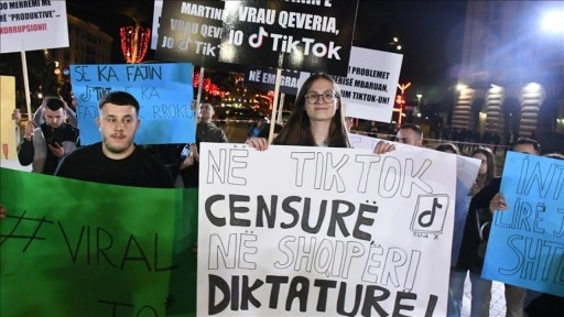 Arnavutluk'ta TikTok'un erişime kapatılması protesto edildi