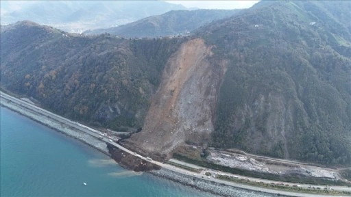 Artvin'deki heyelanda 100 bin ton toprak kütlesinin hareket ettiği belirlendi