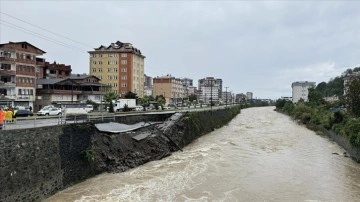 Artvin-Hopa kara yolunda çökme meydana geldi