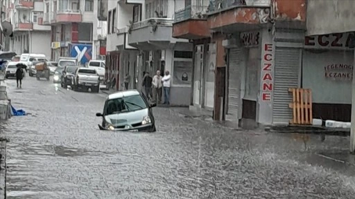 Artvin'in Hopa ilçesinde sağanak hasara yol açtı