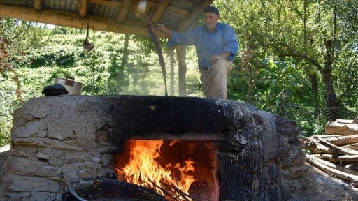 Asırlardır geleneksel yöntemlerle üzüm pekmezi yapıyorlar