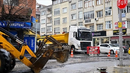 Ataşehir'de kanalizasyon çalışması sonrası geciken asfaltlama, esnafı mağdur etti