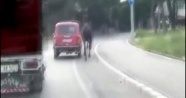 Atı aracının arkasına bağlayıp sürükledi