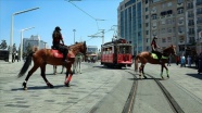 Atlı polislerden Taksim&#039;de denetim