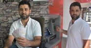 ATM’de unutulan paranın sahibini arıyor