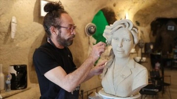 Avanos'taki atölyesinde çamura şekil veren sanatçı, kişiye özel heykel üretiyor