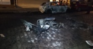 Avcılar’da kaza yapan motosiklet yandı, 2 araç küle döndü