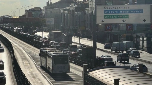 Avcılar'da metrobüsün motorunda çıkan yangın söndürüldü