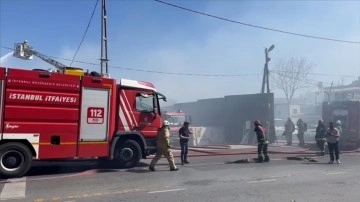 Avcılar'da hurda malzemelerin bulunduğu alanda yangın çıktı