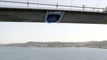 Avrupa şampiyonu Anadolu Efes'in bayrağı, boğaz köprülerine asıldı