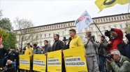Avusturya&#039;da ırkçılık karşıtları ırkçıları protesto etti