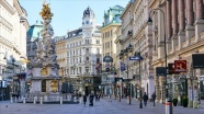 Avusturya’da yaklaşık 6 hafta sonra alışveriş merkezleri ve kuaförler yeniden açıldı