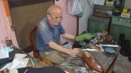 Ayakkabıcılık mesleğini 63 yıldır 9 metrekarelik dükkanında yürütüyor