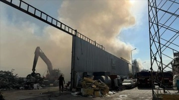 Aydın'da geri dönüşüm fabrikası deposundaki yangına müdahale ediliyor