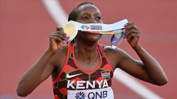 Aynı hafta 2 dünya rekoru kıran Kenyalı atlet, ödülüyle babasına söz verdiği otomobili alacak