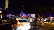 Azerbaycan halkı, seferberlik talebiyle Milli Meclisin önünde toplandı