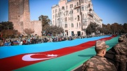 Azerbaycan&#039;ın Karabağ zaferinin 1. yılında binlerce kişi Bakü&#039;de yürüdü