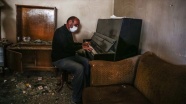 Azerbaycanlı Semedov Gence'de yıkılan evinde piyanosunu çaldı