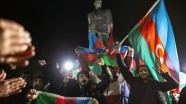 Azerbaycanlılar Dağlık Karabağ&#039;da varılan anlaşmayı coşkuyla kutluyor