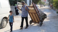 Baba-oğul 'protez göz' için çöp topluyor