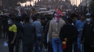 Bağdat&#039;ta gösterilerin sürdüğü meydanda bıçaklanan gazeteci öldü