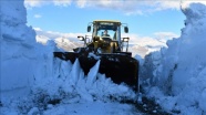 Baharda 4 metrelik karla mücadele ediyorlar