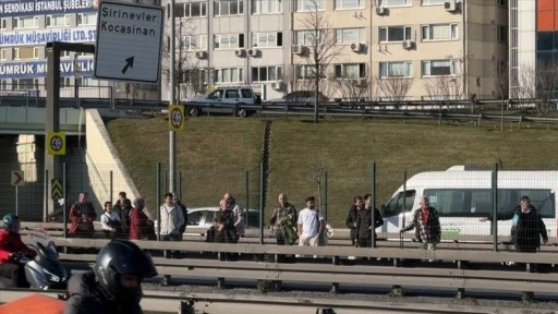 Bahçelievler’de metrobüs arızalandı, yolcular metrobüs yolunda bekledi