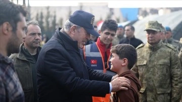 Bakan Akar'dan çadır kentte kurulan Mehmetçik Okulu'na ziyaret