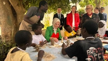 Bakan Göktaş, Senegalli yetim çocuklarla kilden "baobab ağacı" heykeli yaptı