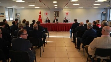 Bakan Işıkhan Paris'te Türk vatandaşlarıyla bir araya geldi