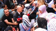 Bakan Soylu'dan oturma eylemi yapan Diyarbakır annelerine ziyaret