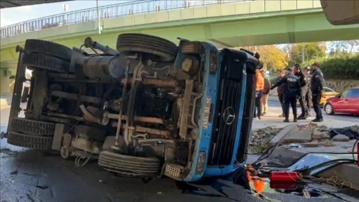 Bakırköy'de üst geçide çarpan vinç devrildi