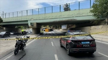 Bakırköy'de üst geçide çarpan tırın devrilmesi sonucu 6 kişi yaralandı