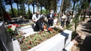 Balıkesir&#039;de belediye ekipleri şehit ailesini özel izinle oğullarının mezarına götürdü
