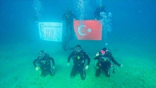 Balıkesir'de Cumhuriyet Bayramını su altında bayrak açarak kutladılar