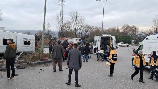 Balıkesir'de okul servisi ile tırın çarpışması sonucu 28 kişi yaralandı