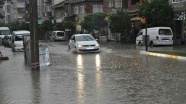 Balıkesir&#39;de sağanak ve fırtına hayatı olumsuz etkiledi