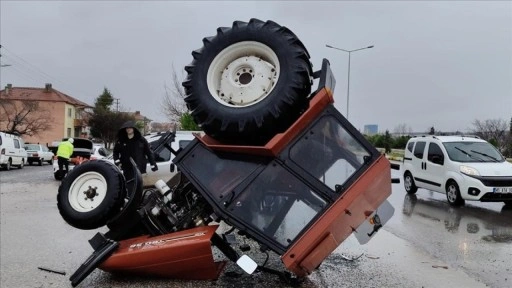 Balıkesir'de traktör ile otomobilin çarpıştığı kaza güvenlik kamerasında