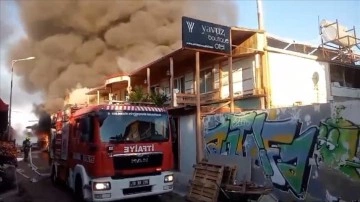 Balıkesir'de butik otelde çıkan yangında 3 kişi hastaneye kaldırıldı