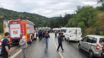 Balıkesir'de minibüs ile kamyon çarpıştı, 6 kişi hayatını kaybetti, 12 kişi yaralandı