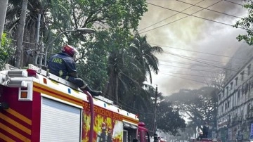 Bangladeş'te 4 gün önce çıkan yangında kaybolan 130'dan fazla kişi aranıyor