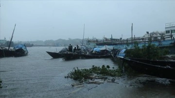 Bangladeş'te etkili olan tropikal fırtınada 13 kişi yaşamını yitirdi