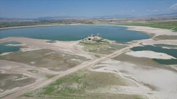 Baraj gölünde su seviyesi düşünce eski kara yolu ortaya çıktı