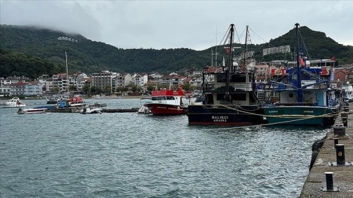 Bartın'da balıkçılar, fırtına uyarısı üzerine gemi ve tekneleri limana çekti