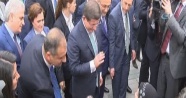 Başbakan Davutoğlu Cuma Namazı&#39;nı Sultanahmet Camii&#39;nde kıldı